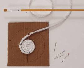 Enrole o cordão: risque um círculo de 9,5 cm de diâmetro no papelão. Cort...
