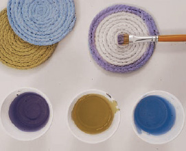 Use os alfinetes: antes de cada nova volta, passe cola s&oacute; nas laterais do fi...