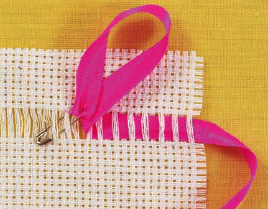 Passe a fita: quando a &aacute;rea desfiada estiver com a largura da fita escolhida...