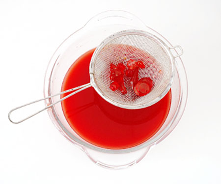 Dissolva uma colher de caf&eacute; de corante para sint&eacute;ticos em &aacute;gua fervente. D...