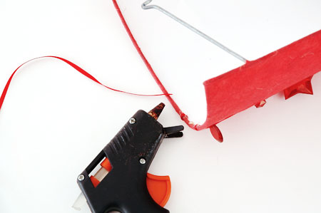 As fitas precisam ficar bem esticadas e devem ser coladas na lumin&aacute;ria com c...