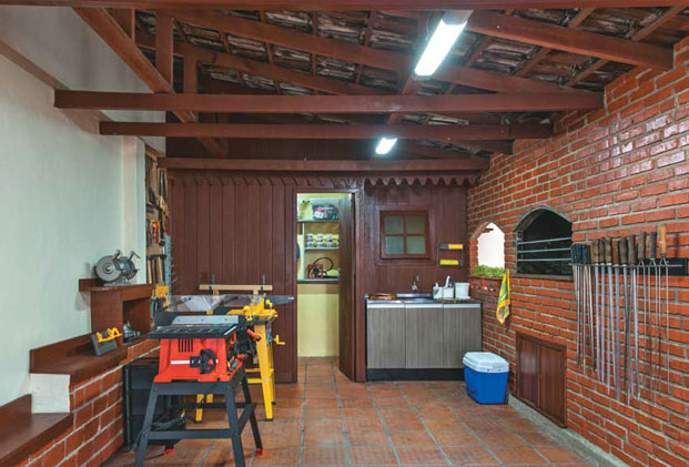 Garagem de leitora se transforma em oficina de marcenaria
