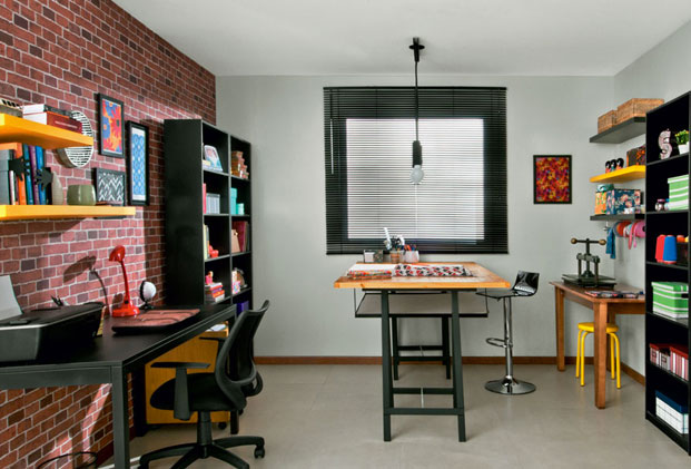 destaque-home-office-para-dois-escritorio-e-atelie-dividem-10-50-m2