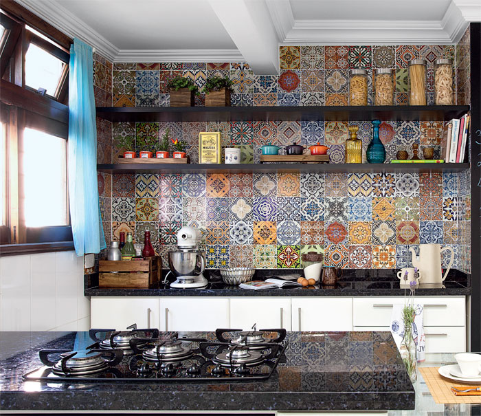 destaque-mosaico-de-adesivos-vintage-transforma-cozinha-em-curitiba