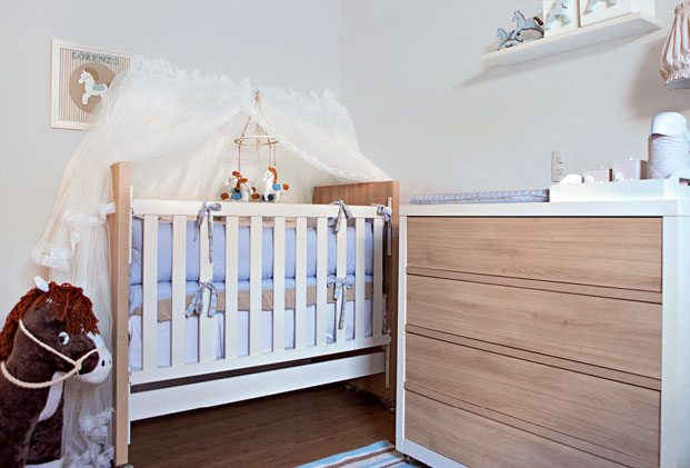 destaque-quarto-de-bebe-com-cavalinhos-por-todos-os-lados