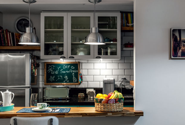 destaque-reforma-integra-cozinha-em-estilo-europeu-a-sala