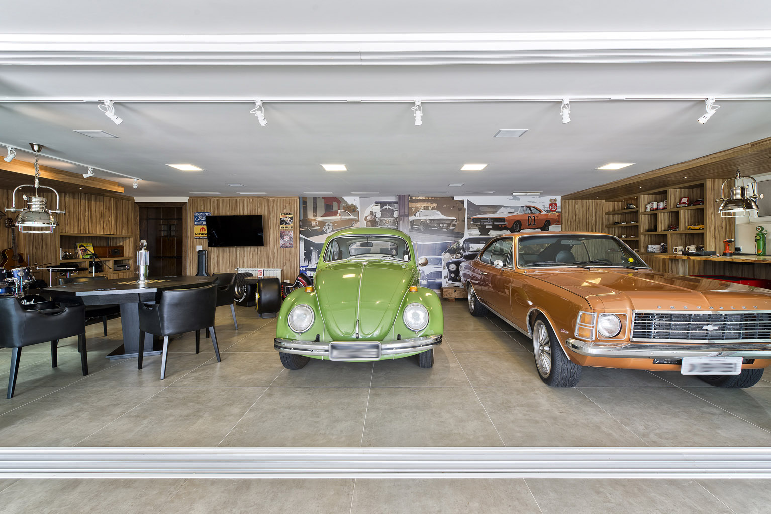 Garagem em estilo vintage tem mesa de jogos e espaço para ensaio de ...