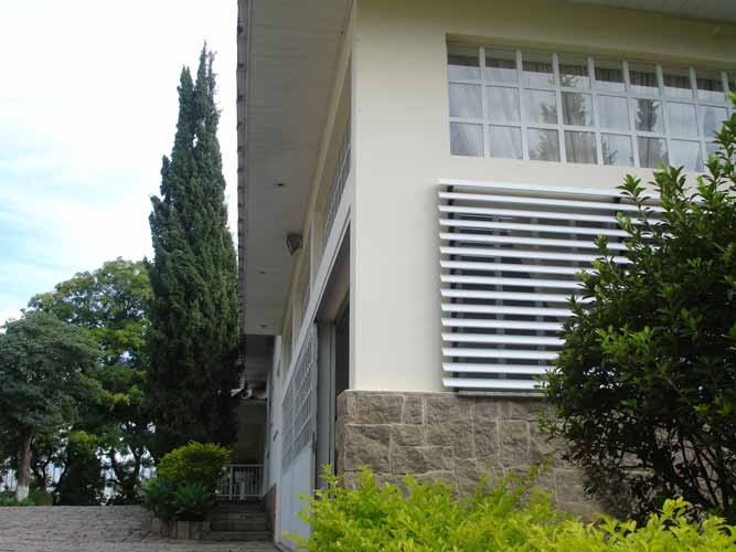 Os brises para controle da incidência solar proporcionam uma melhora no conf...