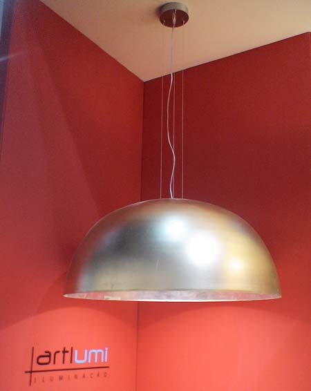 Folhas de ouro revestem o alum&iacute;nio nesta pe&ccedil;a da Artlumi. N&atilde;o deixa de ser...