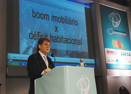 Ângelo Derenze apresentando a revista Fórum ao público.