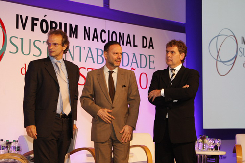Ernani Teixeira Torres Filho e Luciano Coutinho, do BNDES, e o publisher Âng...