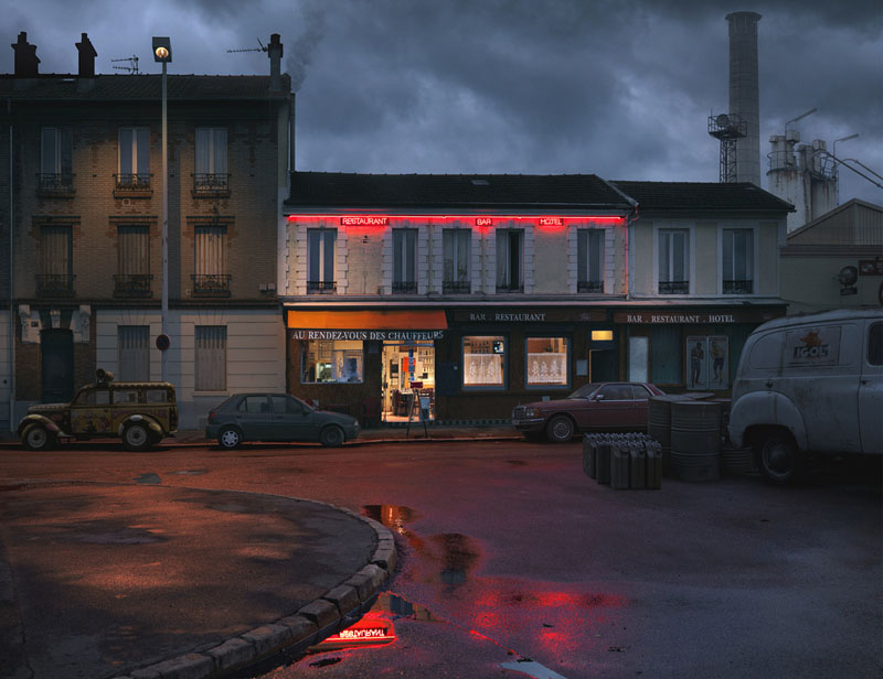 fotografo-retrata-as-luzes-vermelhas-de-cafes-parisienses02
