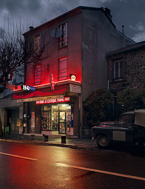 fotografo-retrata-as-luzes-vermelhas-de-cafes-parisienses04