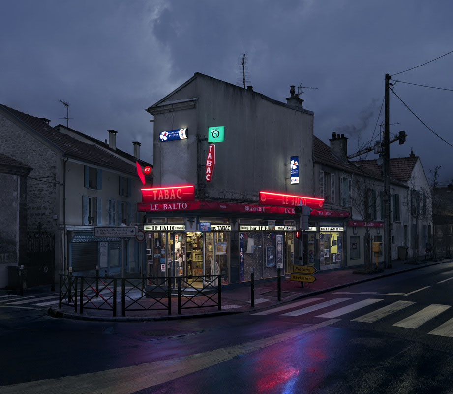 fotografo-retrata-as-luzes-vermelhas-de-cafes-parisienses09