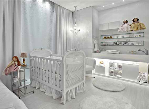 O branco predomina no ambiente, com algumas pinceladas de ouro velho e tons nudes. Fotos impressas em tecido almofadado do fotógrafo Casa Grande, espelho do designer italiano Phillipe Stark, cubos de vidro da designer Jacqueline Terpins e iluminação em LED completam o espaço. O berço provençal destaca-se no Quarto do Bebê criado pelas irmãs Jane Cabral e Sônia Melo, em homenagem à neta de Sônia, Maria Eduarda.
