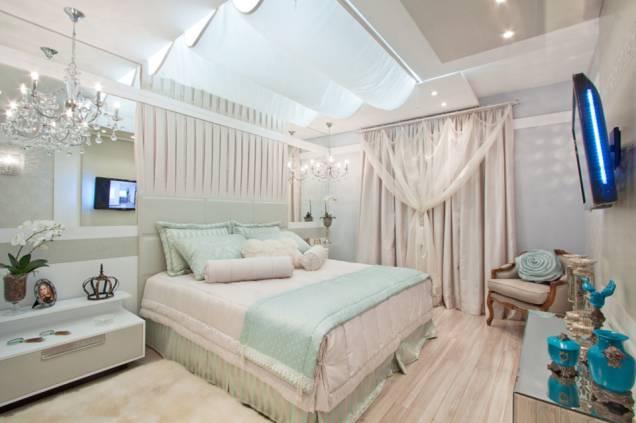 O vidro também pode estar nos detalhes, como neste quarto projetado pela arquiteta Adriana Lima para um casal apaixonado no interior do Paraná. O projeto, inspirado no romantismo do século 18, tem como destaque o lustre clássico com detalhes em cristal. No canto direito da foto, também chama a atenção um baú com vidros espelhados. O vidro também pode estar nos detalhes, como neste quarto projetado pela arquiteta Adriana Lima para um casal apaixonado no interior do Paraná. O projeto, inspirado no romantismo do século 18, tem como destaque o lustre clássico com detalhes em cristal. No canto direito da foto, também chama a atenção um baú com vidros espelhados.