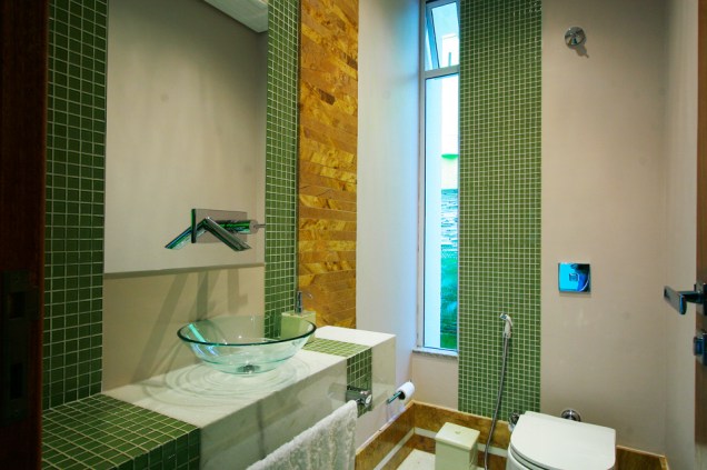 A cuba de vidro é o destaque deste lavabo projetado pela arquiteta Adriana Lima. O modelo, da marca Bergan, possui 10mm de espessura e dá leveza ao ambiente.