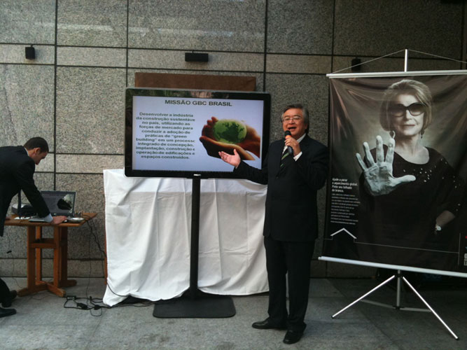 Nelson Kawakami durante lançamento da campanha que incentiva o uso do telhad...