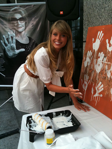 Caroline Bittencourt pinta as mãos de branco em solidariedade à campanha