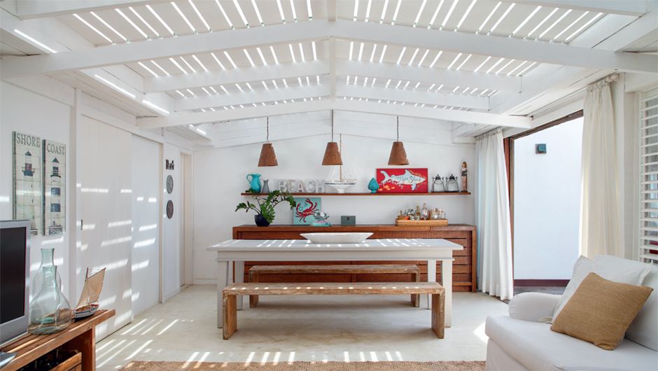 home-nova-patio-interno-de-casa-em-buzios-vira-pergolado-e-aumenta-area-social