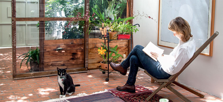 Garagem de casa se transforma em canto de lazer