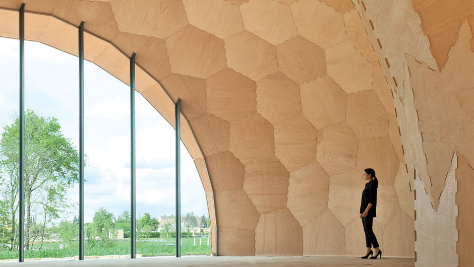 Pavilhão alemão é construído com peças de madeira cortadas por robôs