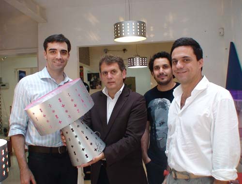 Angelo Derenze ganhou a luminária Ikon assinada pelo designer Karim Rashid. ...
