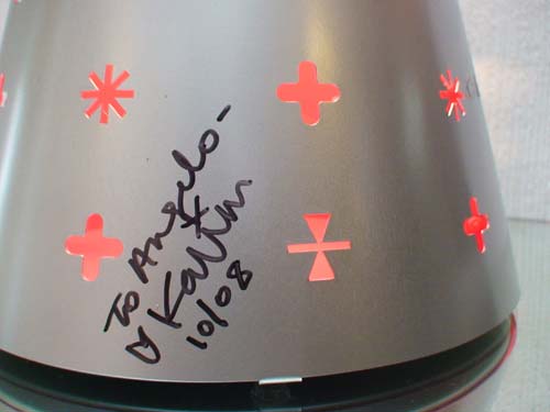 O designer Karim Rashid autografou a luminária com exclusividade para o Publ...