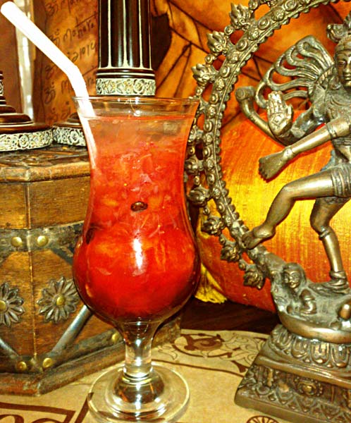 Com o drinque Curcuman, elaborado pelo chef Bhagwan Sinh, a cachaça assume s...