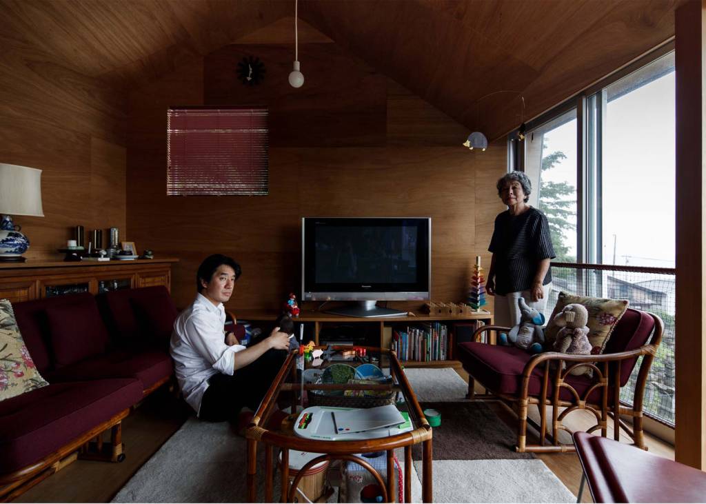 japao-jeremie-souteyrat-casa-de-madeira-moveis-baixos-estofado-vermelho