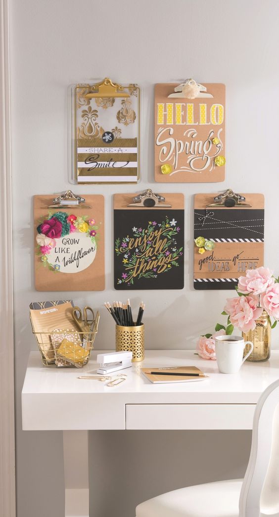 home-office-com-mural-primaveril-e-decor-rosa-e-dourado