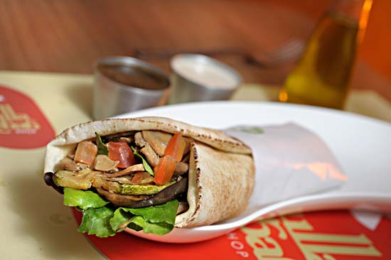 O Kebab vegetariano do restaurante Rulla Kebab leva berinjela, abobrinha e co...