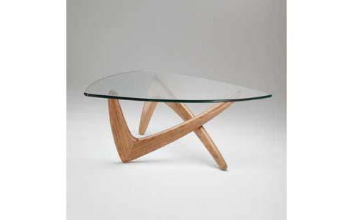 A mesa Austrália possui base de madeira no formato de duas letras “v” e ta...