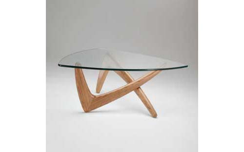 A mesa Austrália possui base de madeira no formato de duas letras v e ta...