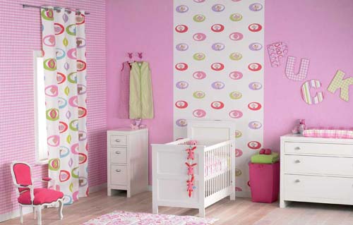 Quarto rosa é aconchego para bebês. Os papéis de parede da linha infantil Anjali saem por R$ 582,25 (antes eram R$ 685) o rolo de 0,50 x 10 m na liquidação da Wallcovering. Todos os produtos da marca Eijffinger, compreendendo uma grande variedade de estampas e texturas, estão com 15% de desconto na promoção.