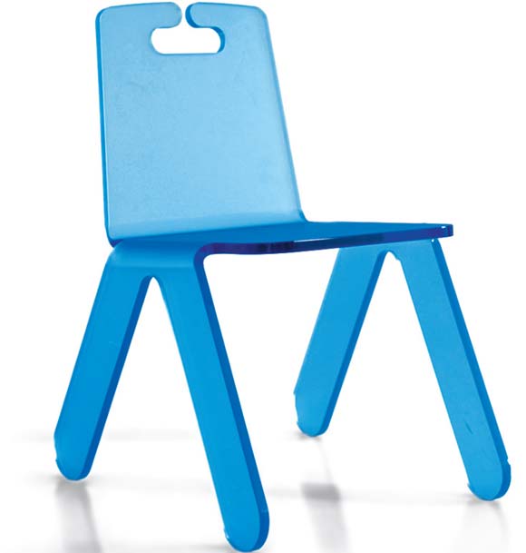 Cadeira infantil Bambino (metacrilato, R$ 760), assinada por Zanini de...