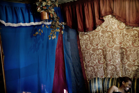 A Cia de Foto registra a vida no interior de barracos de uma favela paulistana.