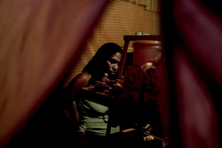 A Cia de Foto registra a vida no interior de barracos de uma favela paulistana.