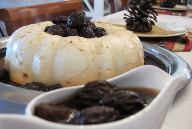 manjar-de-coco-com-ameixas