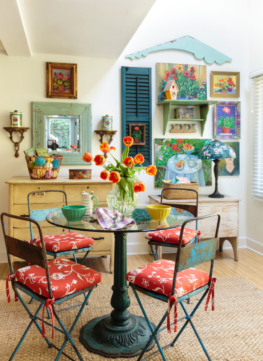 canto-de-café-da-manhã-com-cadeiras-coloridas-e-bowls