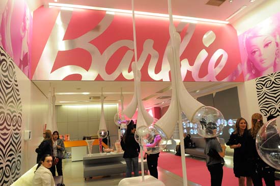 Galeria Melissa celebra parceria entre a marca de calçados e de bonecas