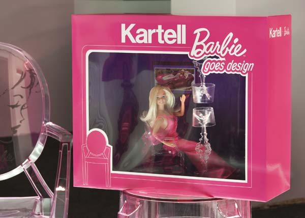 A Barbie sentada em uma Lou Lou Ghost.