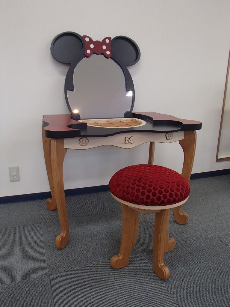 Minnie-Vanity-and-Stool-Open