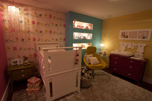 Móveis de família que ficaram esquecidos e que poderão ser usados em outros ambientes compõem esse quarto de bebê. A ideia das arquitetas Fernanda e Rose Raitani era evitar as peças infantis, que perdem o uso muito cedo, e optar por móveis que possam ser usados por mais tempo. Seguindo essa linha, o berço comprado em um brechó vira cama para quando a criança crescer. Já as cores das paredes, que lembram doces, balas e sorvetes, a atmosfera lúdica para a criança.