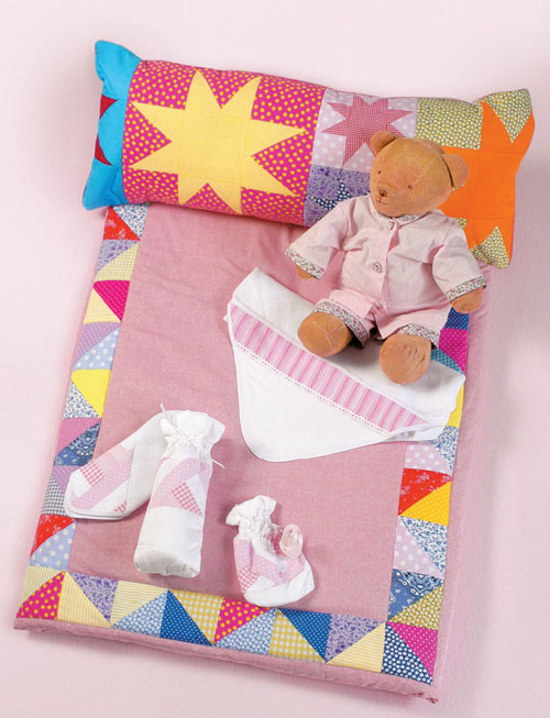 Estrelas estampam o kit de berço da Panacéia(569 reais, seis peças). O est...