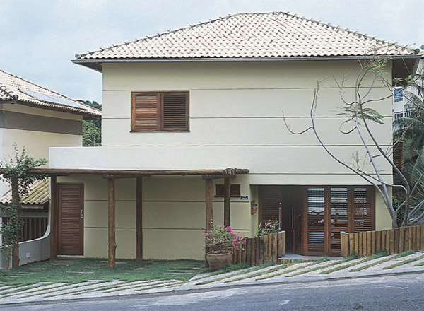 Caminho de jardim: troncos de eucaliptos autoclavados