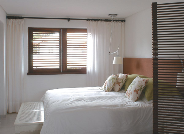 O quarto do casal ficou ficou maior e mais iluminado durante o dia gra&ccedil;as &agrave;...