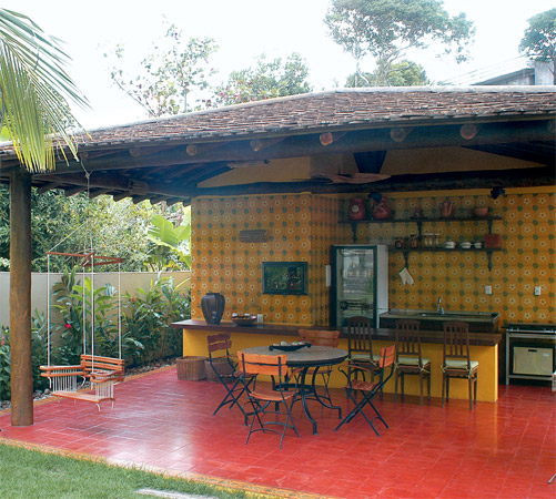 Inexistente no projeto original, o gazebo (51m&sup2;) marca uma das grandes trans...