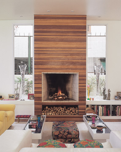 As estantes laterais foram executadas pela VS Decora&ccedil;&otilde;es. Os vasos s&atilde;o da ...