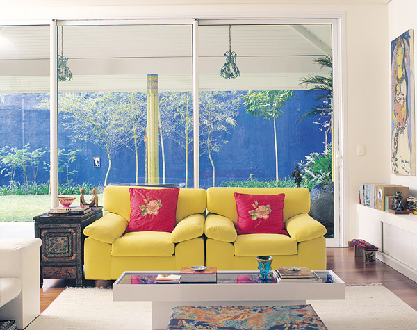 Poltronas: revestimento de veludo amarelo da Regata TecidosM...